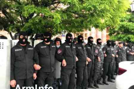 Шествие оппозиции, несмотря на дождь продолжается: Полиция применяет жесткие меры, ночью были разбиты машины оппозиционеров